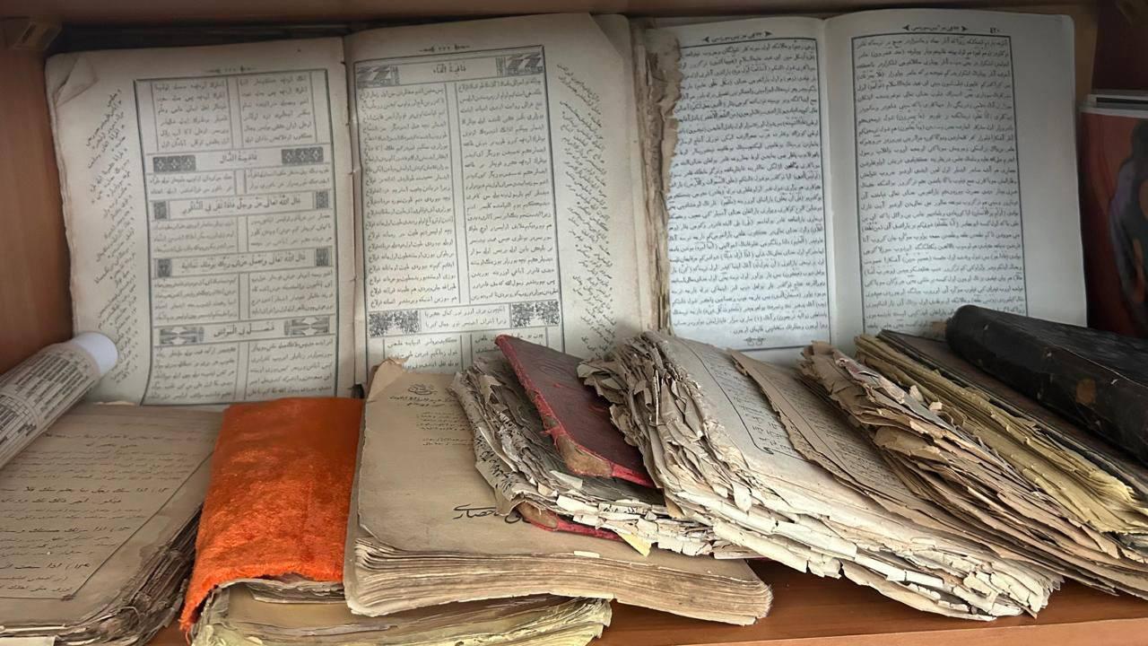 Қолжазбалар және сирек кітаптар орталығына 40 көне қолжазба тапсырылды