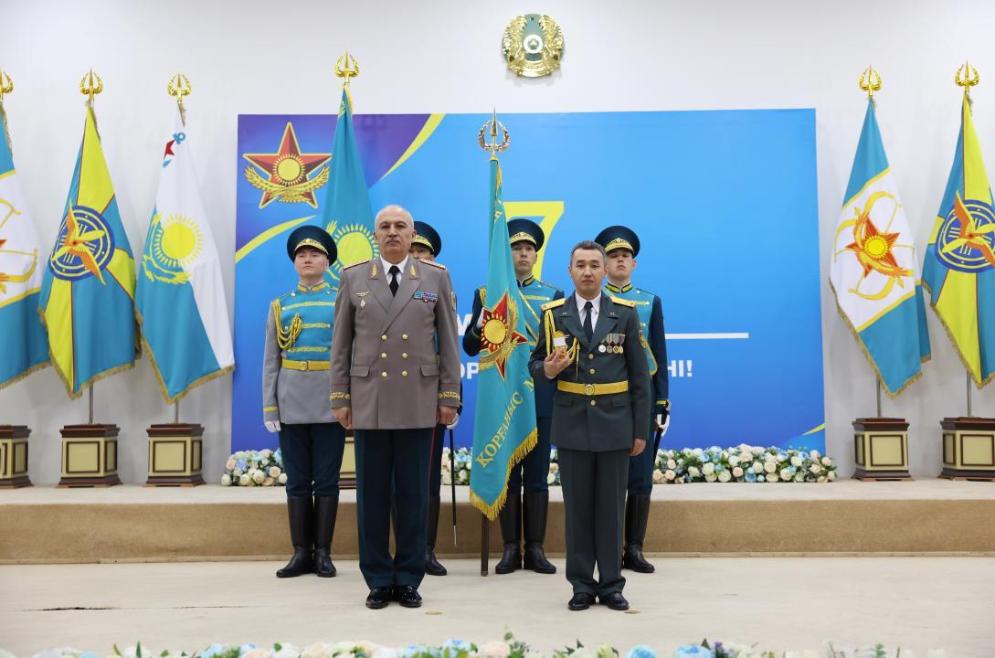Қорғаныс министрі әскери қызметшілерге орден-медальдар табыстады