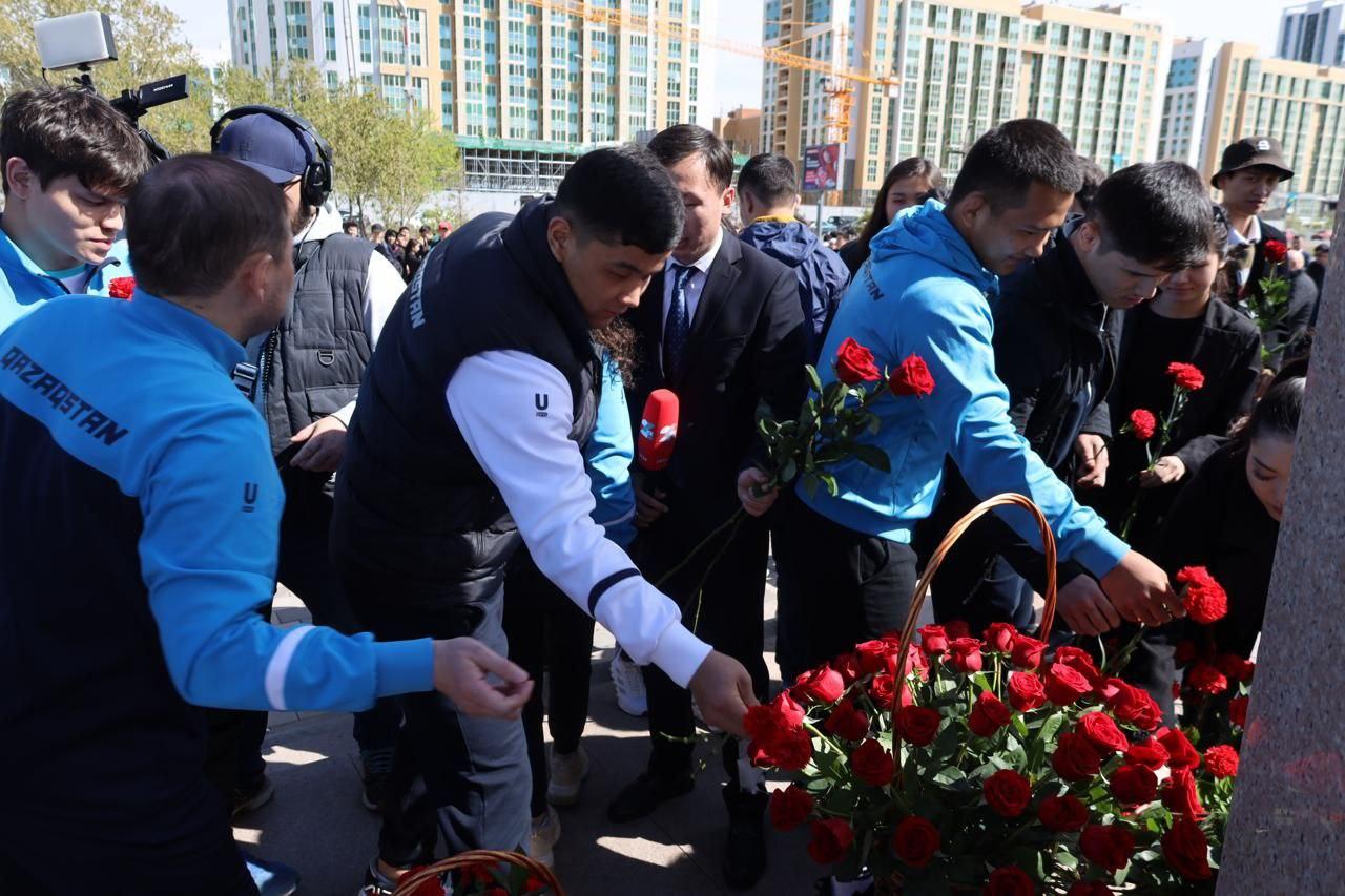 Астанада спортшылар Жақсылық Үшкемпіровтің ескерткішіне гүл шоқтарын қойды