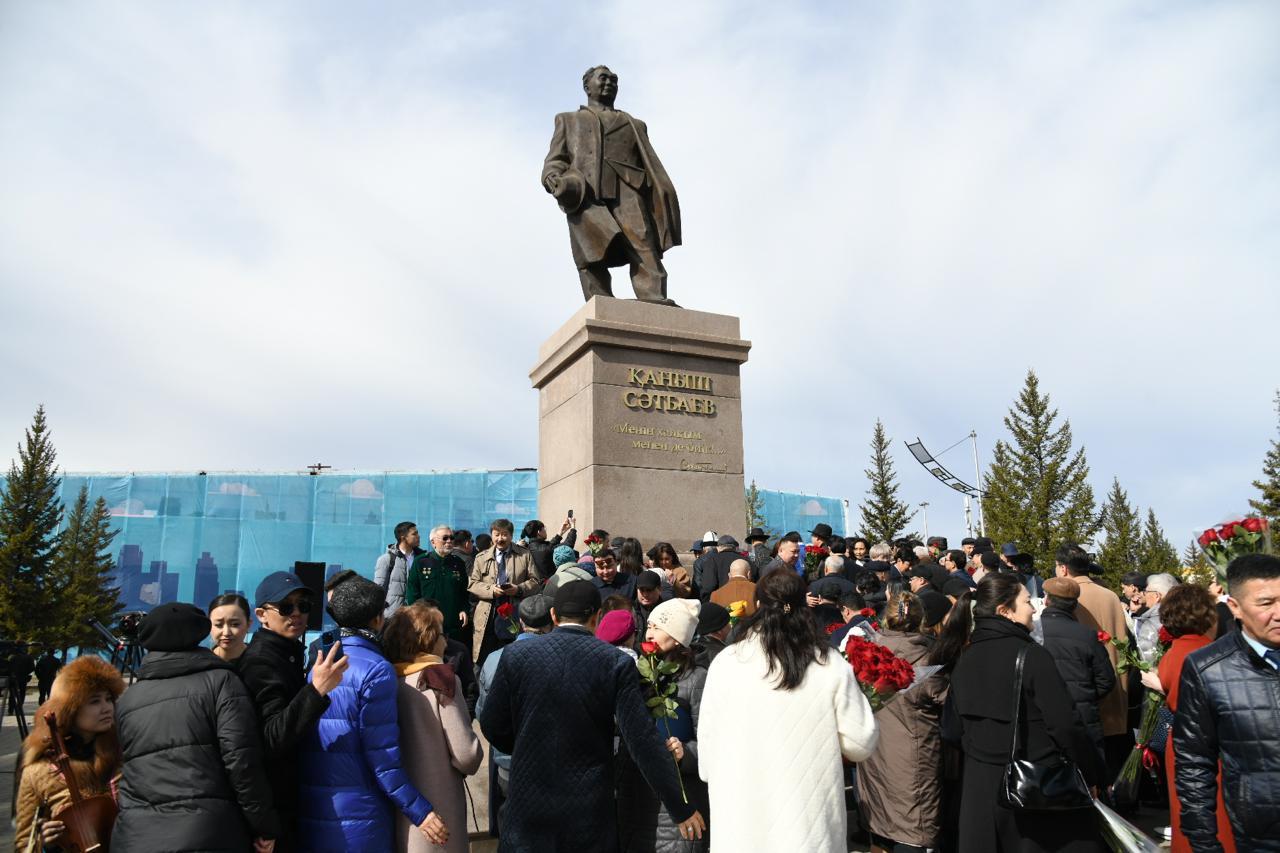 Астанада Қаныш Сәтбаевтың ескерткішіне гүл шоқтары қойылды