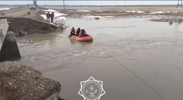В ВКО спасатели переправляют сельчан через затопленную дорогу