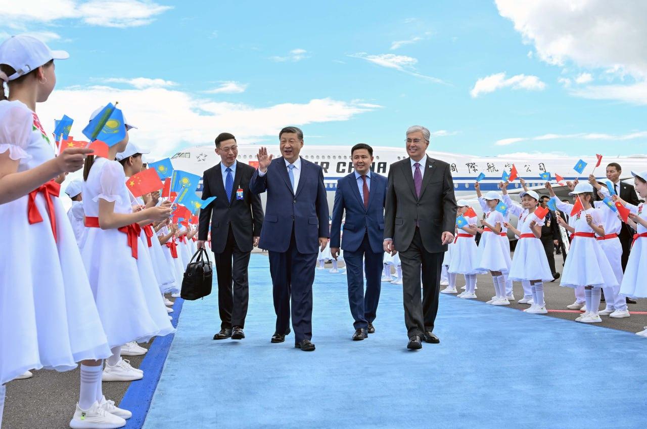 Глава государства встретил в аэропорту Председателя Китайской Народной Республики