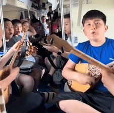 Живой концерт для пассажиров маршрута Атырау - Астана устроили юные домбристы