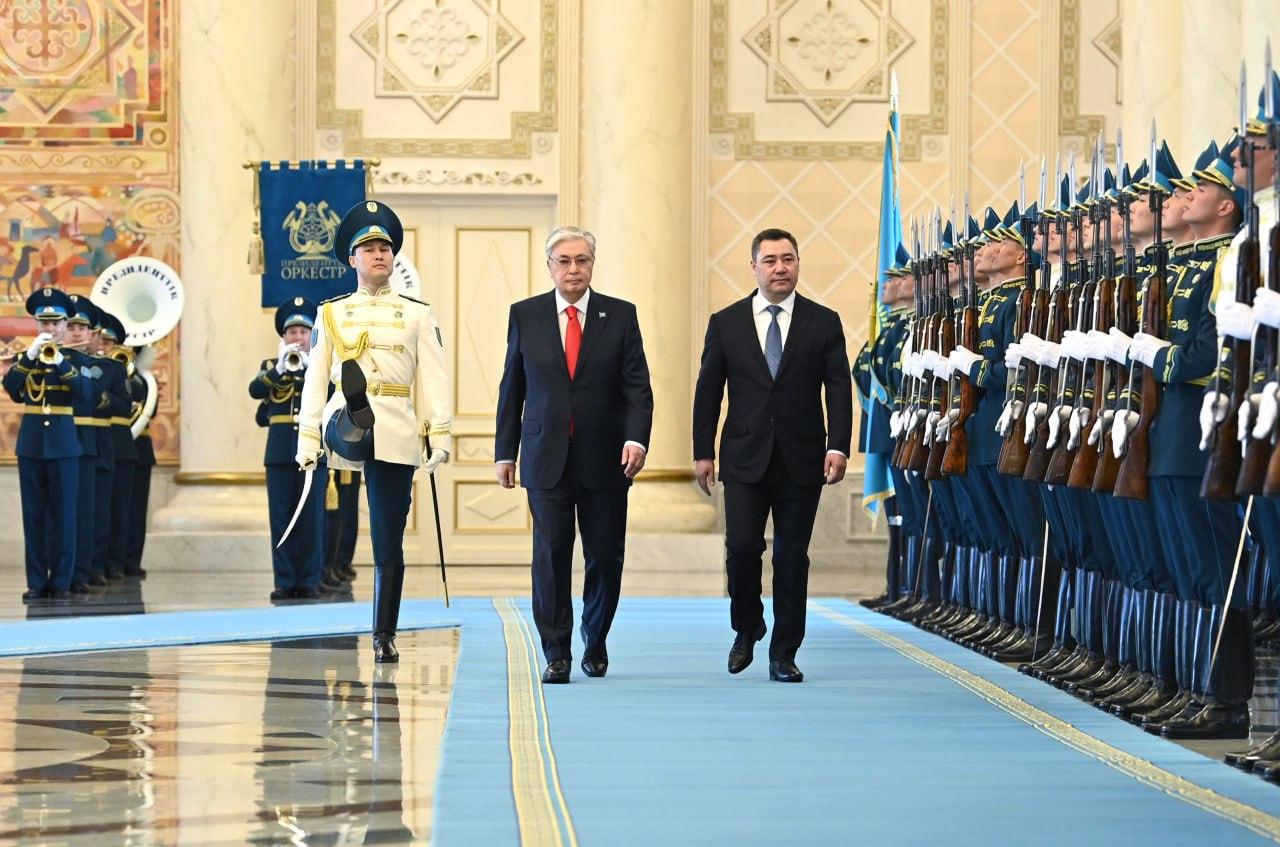 Глава государства встретил Президента Кыргызстана в Акорде