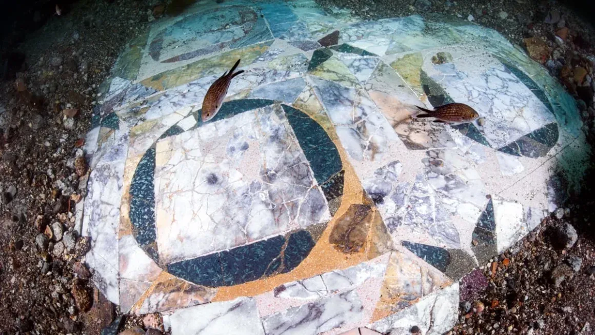 Уникальную древнеримскую мозаику нашли в море рядом с Неаполем