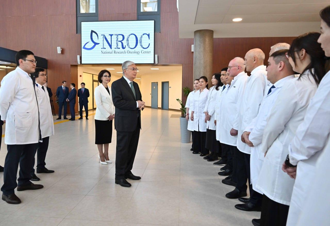 Мемлекет басшысы Ұлттық ғылыми онкология орталығының жаңа корпусын аралап көрді