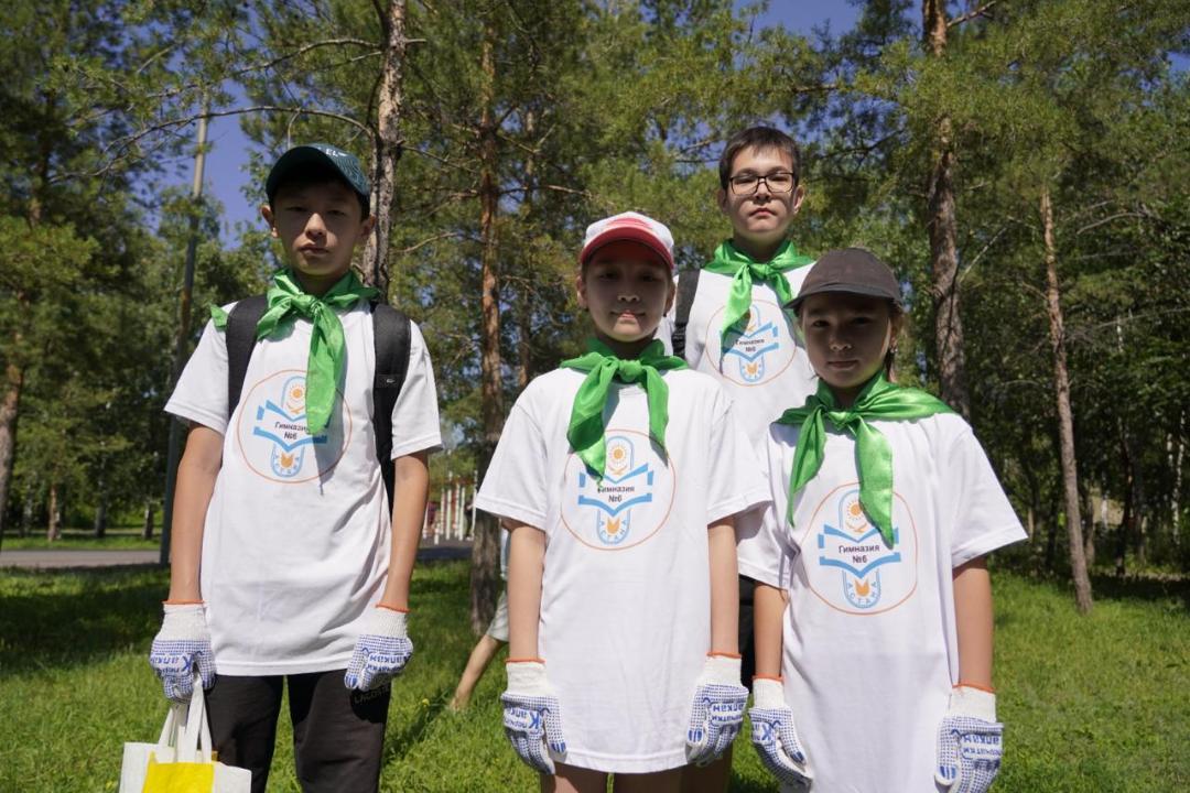 «Таза Қазақстан»: Астаналық оқушылар қоқыс жинап жарысты