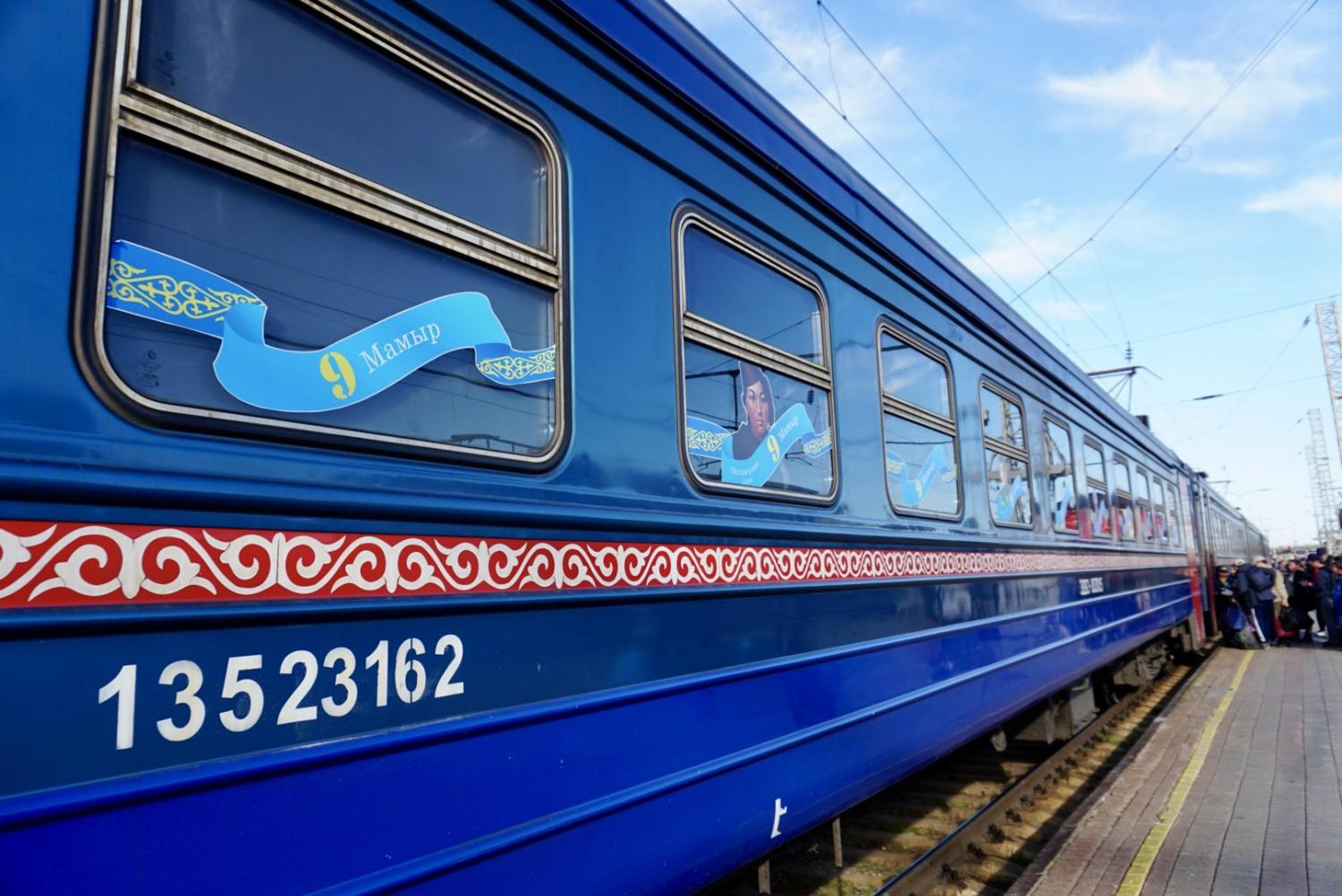 Из Астаны в Павлодар отправился поезд, оформленный ко Дню Победы 