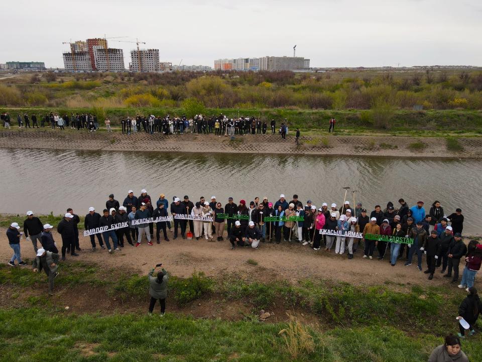 Депутаты маслихата провели уборку на территории канала «Нура-Есиль»
