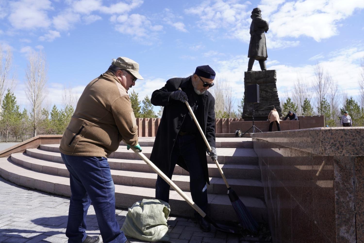 В Астане провели уборку на территории памятника Ивану Панфилову 
