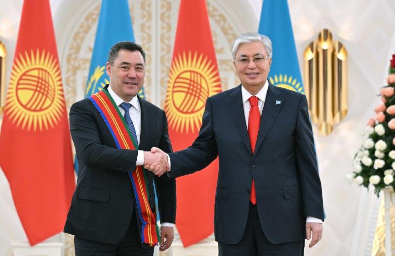 Глава государства наградил Президента Кыргызстана орденом «Достық» I степени