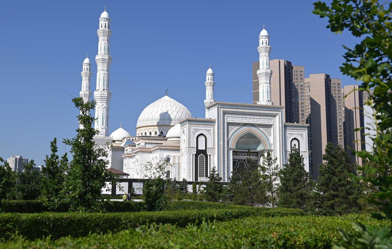 Президент посетил мечеть Хазрет Султан в Астане