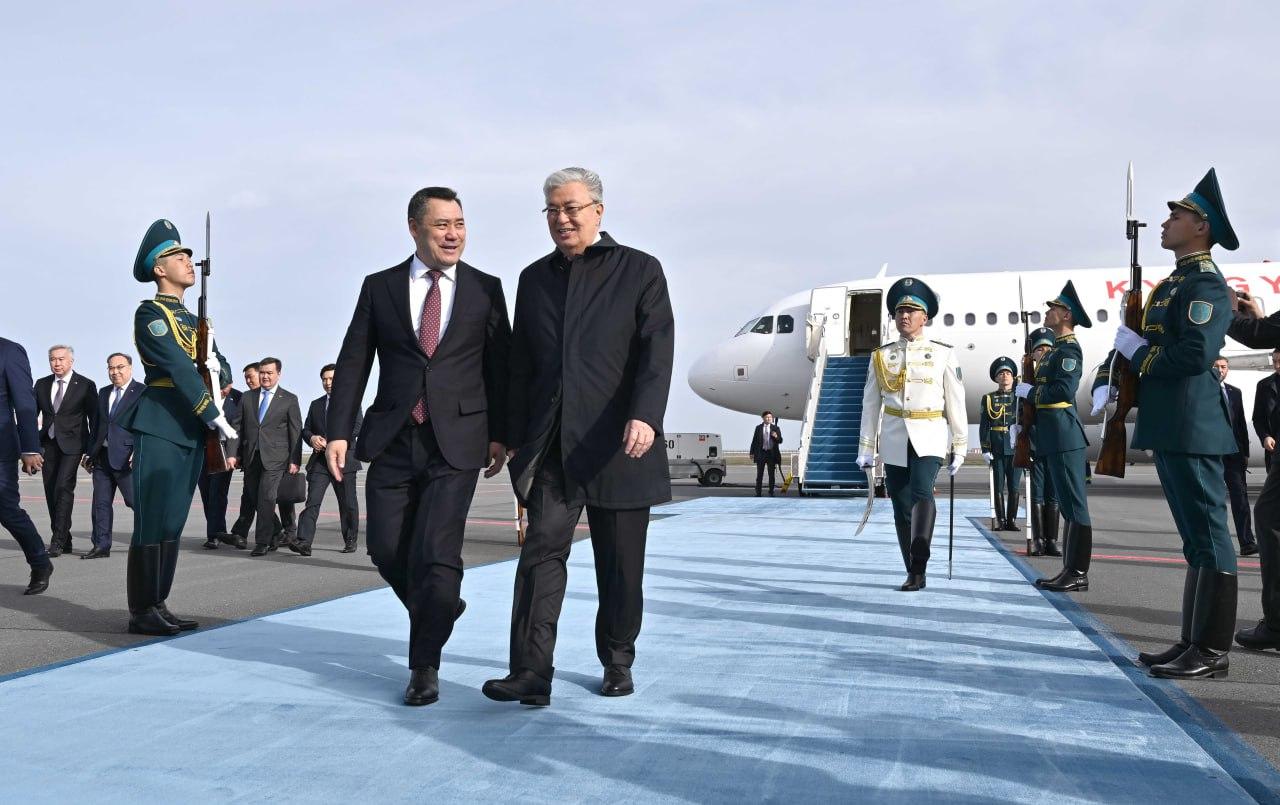 Қасым-Жомарт Тоқаев елорда әуежайында Қырғызстан Президентін қарсы алды