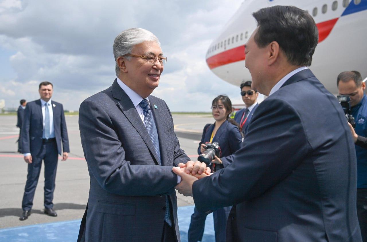 Президент лично проводил главу Южной Кореи в аэропорту Астаны