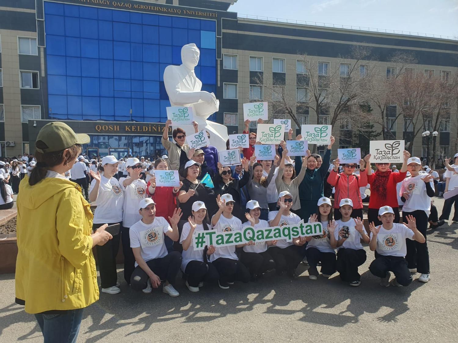 Студенты КазАТИУ приняли участие в челлендже по весенней очистке столицы