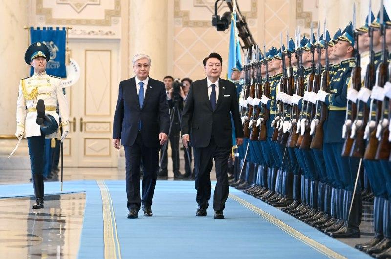 Қасым-Жомарт Тоқаев Корея Президенті Юн Сок Ёльді салтанатты түрде қарсы алды