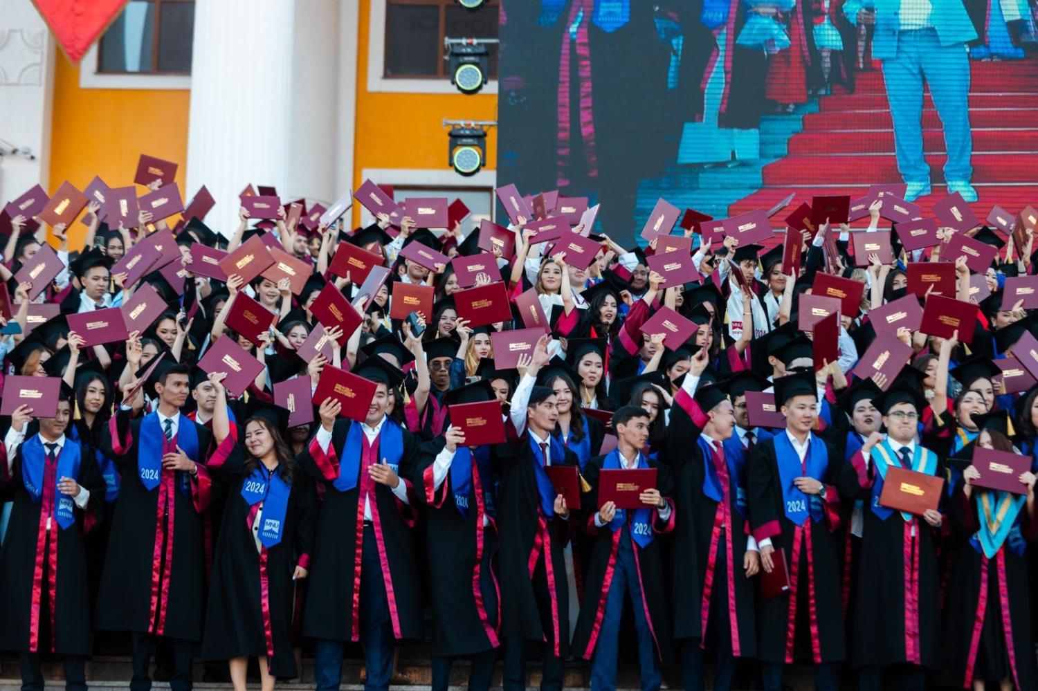 Maqsut Narikbayev University биыл 700   түлек бітірді