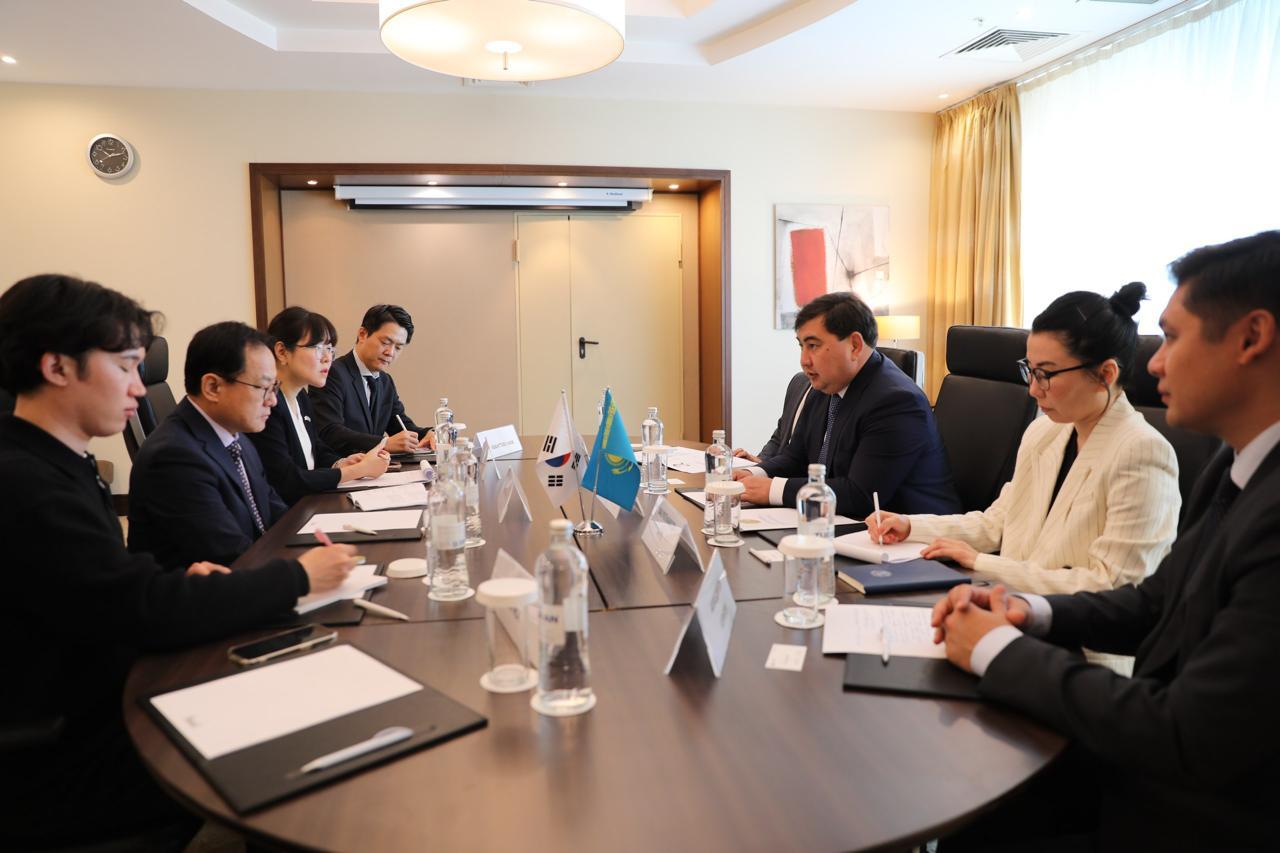 Председатель АДГС встретился с Министром по управлению персоналом Республики Корея Ким Сын Хо
