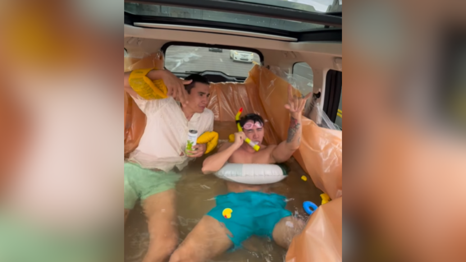 Поздравляю со штрафом – блогеры устроили бассейн в машине и прокатились по Астане