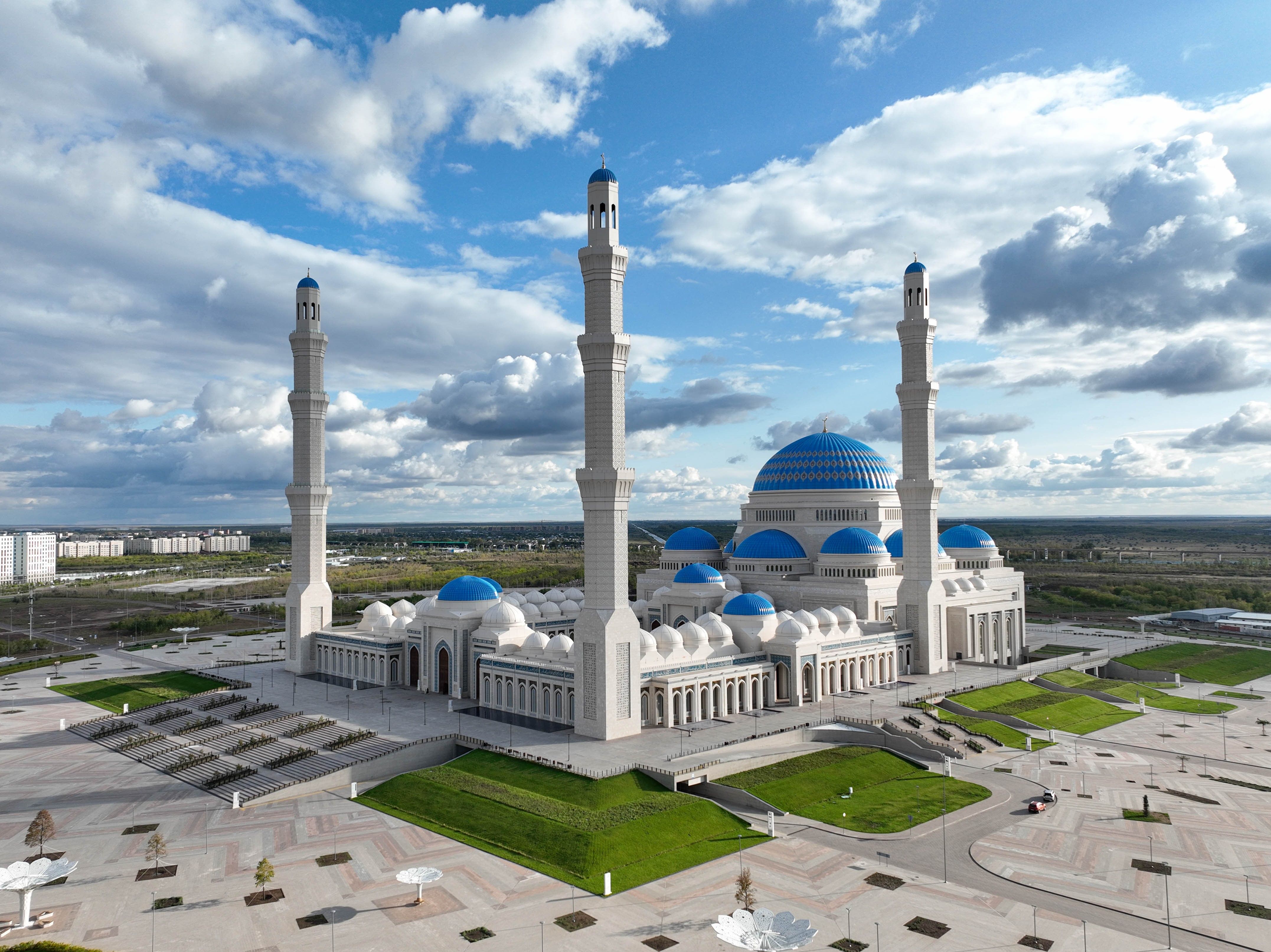 Астана,_центральная_мечеть_с_угла.jpg