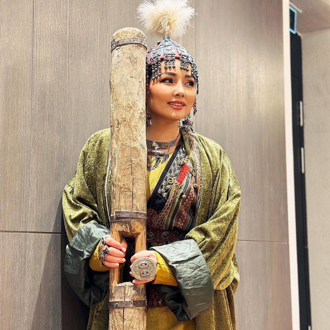 Казахский костюм в Медине: Жазира Байрбекова сняла реакцию прохожих 
