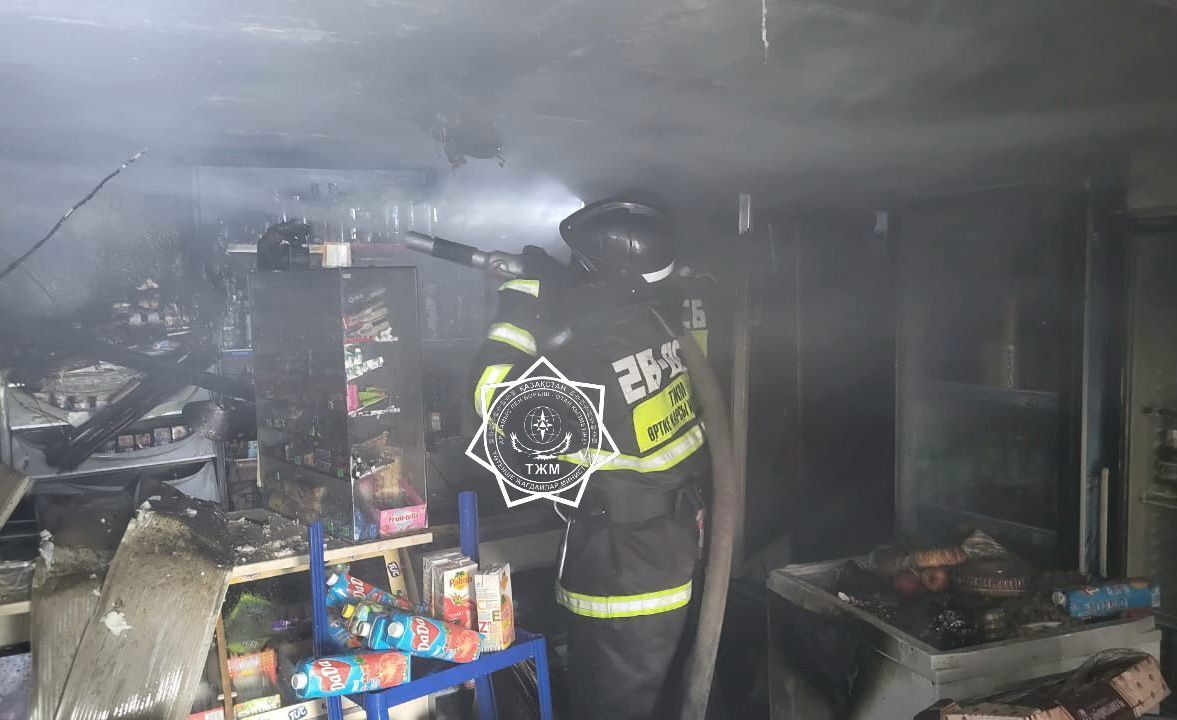 Продуктовый магазин охватило пламенем в Восточно-Казахстанской области